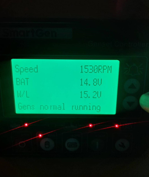 SmartGen controller interface, displaying generator running status and key metrics.