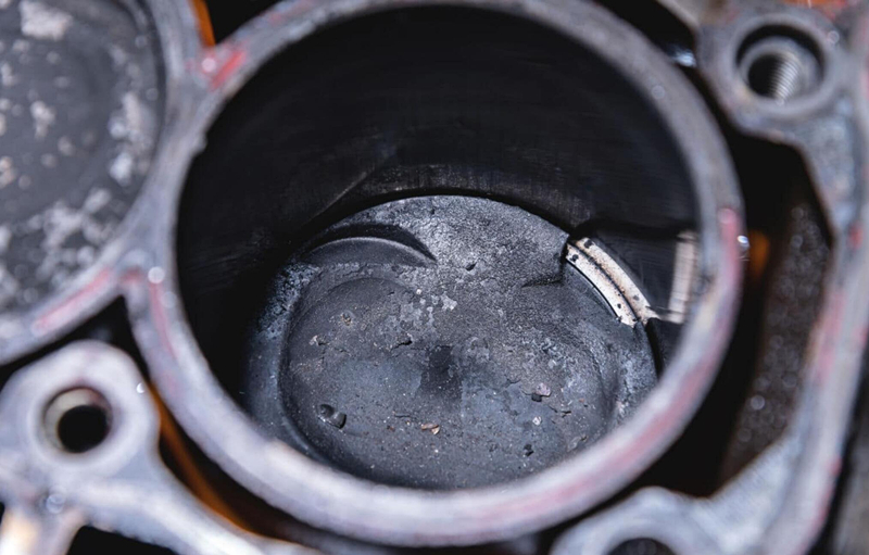 Diesel engine piston carbon buildup caused by prolonged low-load operation